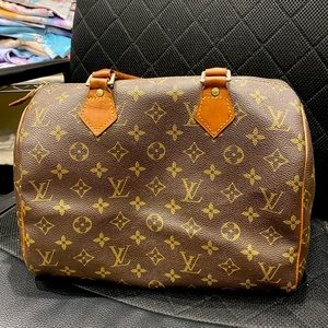 Vintage Louis Vuitton. Great condition no rippling in the fabric or in seems.